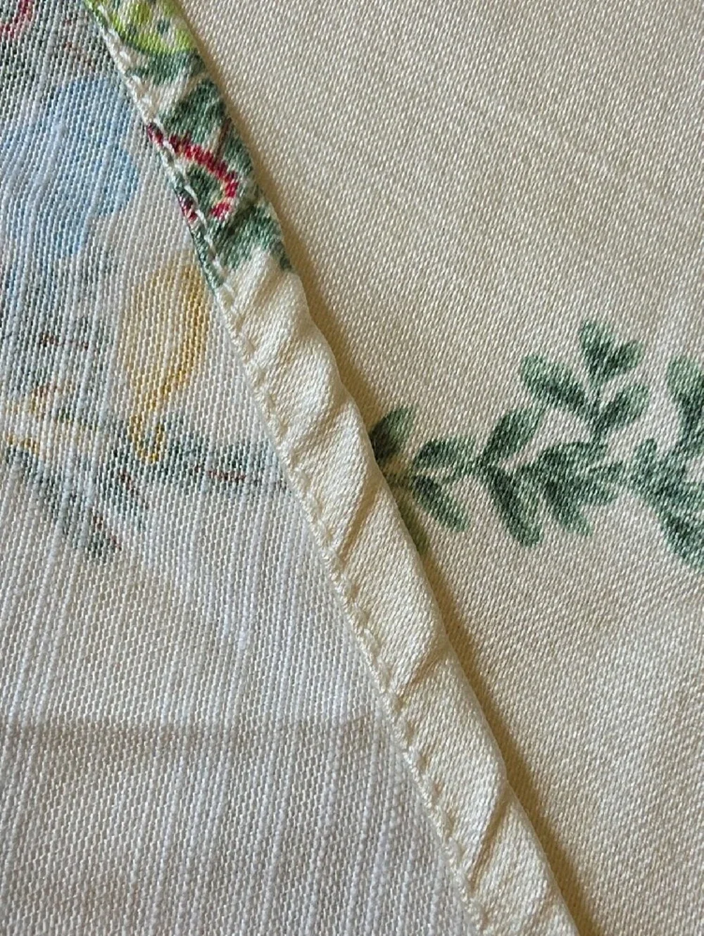 Floral Holiday Tree Printed Tablecloth in Cream Round 68